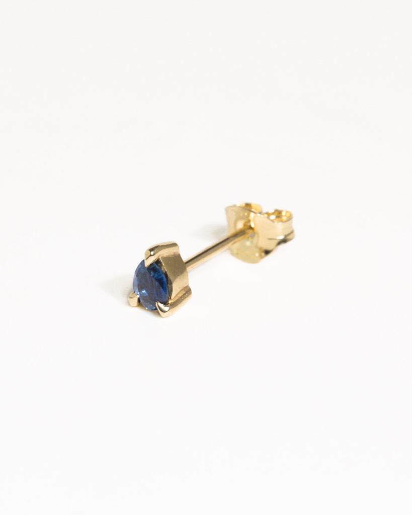 pear cut natural sapphire stud earring encased in recycled solid gold handcrafted in London by Maya Magal London